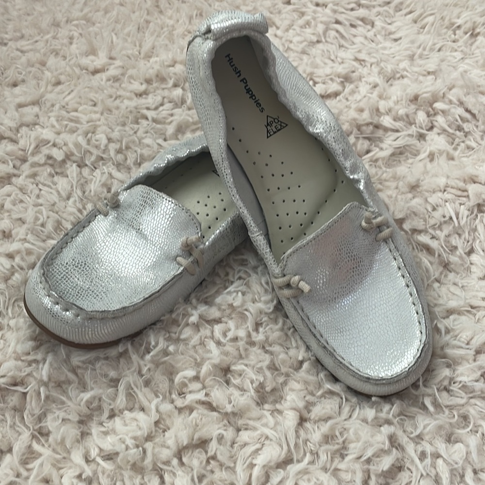 Hush Puppies Hpo Flex. Brand New! Never Worn! Silver snake embossed suede. 🐍